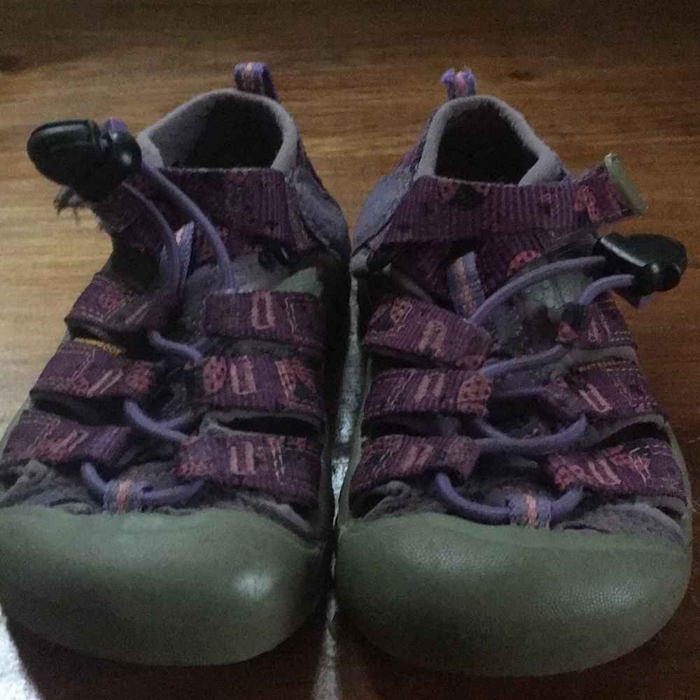 Girls keen sandals